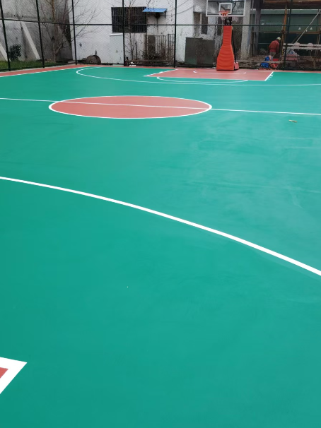 长海 球场长期使用易出现地面开裂